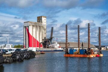 Obraz premium Dredging or work platform in the port of Saint Nazaire in France