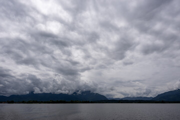 Fototapeta premium Der wunderschöne Chiemsee in Bayern - tolles Panorama - Blick auf die Alpen
