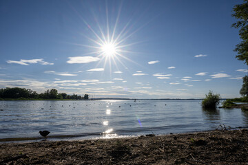 Der wunderschöne Chiemsee in Bayern - tolles Panorama - Abendstimmung am Strand