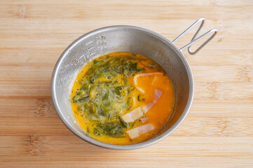 玉子焼きの具材を合わせる