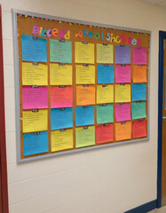Obraz premium bulletin board in a school hallway, decorated with colorful papers, class schedules, and announcements for the upcoming school year.