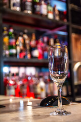 copa vacía en una barra