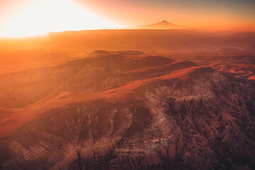 Heißluftballons fliegen zum Sonnenaufgang über Kappadokien in der Türkei