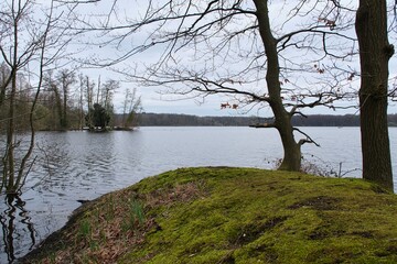 Blick auf eine schöne Landschaft mit See