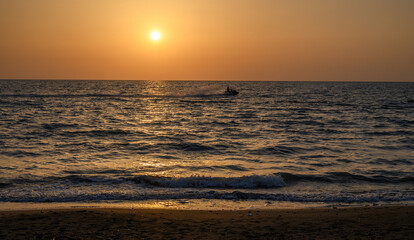 Obraz premium Orange sunset over the sea