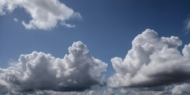 Dramatischer Himmel mit beeindruckenden wei&szlig;en Wolkenformationen vor einem strahlend blauen Himmel. Die Wolken schaffen eine malerische Szenerie, die sowohl beruhigend als auch majest&auml;tisch wirkt
