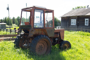 Obraz premium An old rusty tractor is parked in the parking lot