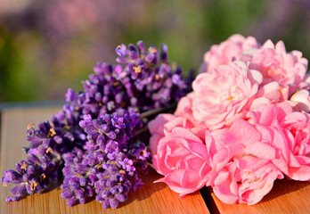  różowe róże i fioletowa lawenda na rozmytym tle, róże i lawenda na drewnianym stole, pink roses and purple lavender on a blurry background, roses and lavender on a wooden table   © kateej