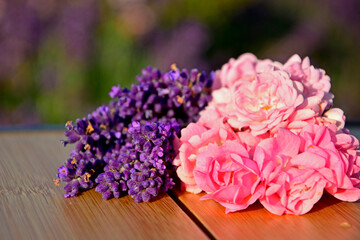 różowe róże i fioletowa lawenda na rozmytym tle, róże i lawenda na drewnianym stole, pink roses and purple lavender on a blurry background, roses and lavender on a wooden table

