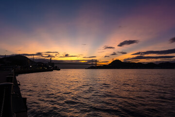 薄明光線の光芒で後光さす夜明け前の関門海峡20240707-2