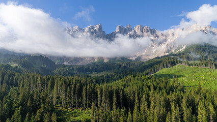 Le lac de Carezza dans les dolomites en Italie