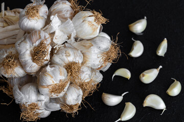 Image of fresh garlic and small garlic cloves inside garlic.