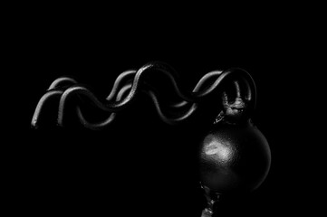 Naklejka premium Black metallic waves with light reflections on black background