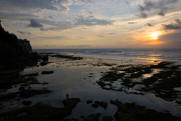 Obraz premium Beautiful view of Uluwatu Beach at sunset in Bali, Indonesia 