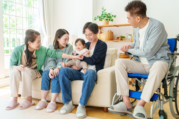 赤ちゃんと夫婦　三世代家族イメージ