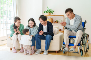 赤ちゃんと夫婦　三世代家族イメージ