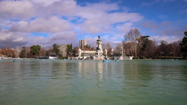 parque del retiro en madrid espa&ntilde;a