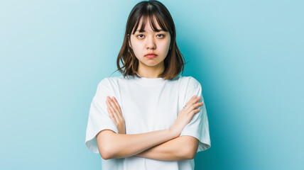 険しい顔をしている若い日本人女性