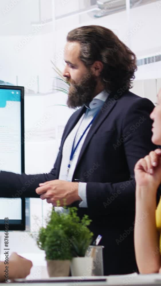 Aufkleber vertical video financial adviser presents market analytics to customers using large display, explore