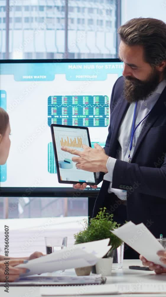 Aufkleber vertical video financial adviser presents market analytics to clients using large display and tablet