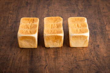 三つ並んだ食パン　Plain bread