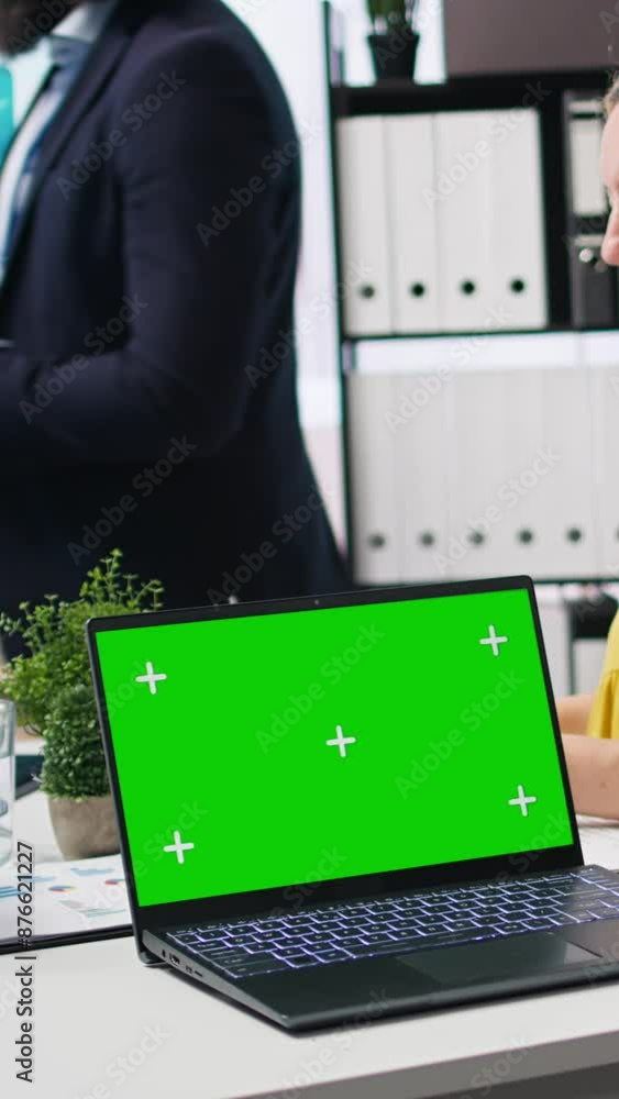 Aufkleber Vertical video Financial adviser presents market analytics on isolated screen laptop to clients, teaching them how to build portfolio. Broker showing stock exchange charts on chroma key notebook to