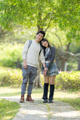 Obraz premium In March, with hydrangeas blooming, a Taiwanese woman in her twenties and a Hong Kong man are enjoying a walk together in a park in Zhongzheng District, Taipei City, Taiwan.