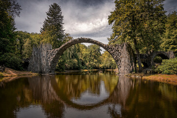 Rakotzbrücke spiegelt sich wie ein Kreis im Wasser, Gablenz, Rododendronpark 