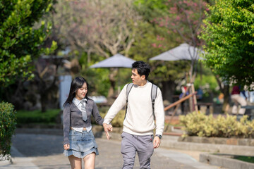 Obraz premium In March, a Taiwanese woman in her twenties and a Hong Kong man are walking in a park near Zhongshan Memorial Hall in Zhongzheng District, Taipei City, Taiwan.