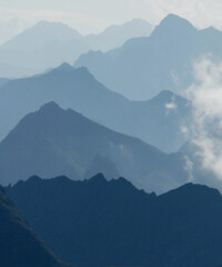 Fototapeta premium Blue Mountain with cloud 