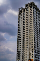 Obraz premium skyscraper with glass windows and bright blue sky background for business and finance concept.