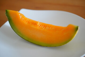 食べやすくカットされた赤肉の高級カットメロン