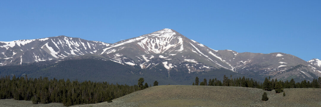 Wide panorama of the Sawatch Range of the Rocky Mountains, with Mt Elbert in center