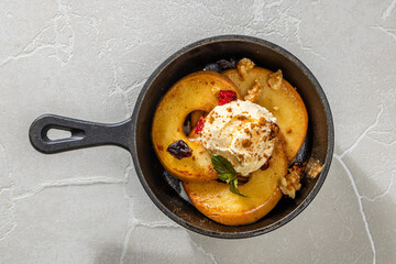 焼きりんご　Apple baked in the Dutch oven 