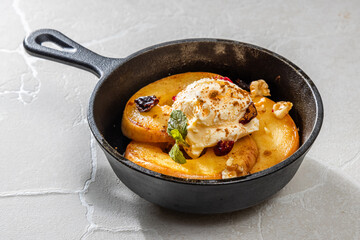 焼きりんご　Apple baked in the Dutch oven 