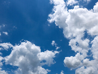 Naklejka premium Background image of blue sky and white clouds in summer sky