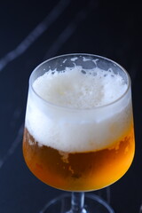 きめ細かい泡が立った、よく冷えたビールのグラス
