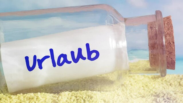 Sonne, Strand und Flaschenpost mit einem Zettel Urlaub