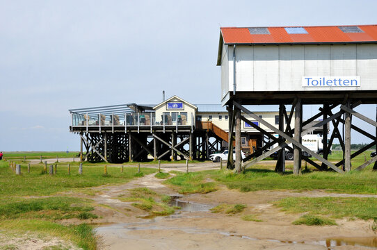 Lotti am S&uuml;dstrand #Pfahlbaurestaurant mit Sitzgelegenheit im Freien in St. Peter-Ording.