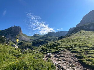 Fototapeta premium Wanderung Rofangebirge zum Zireiner See
