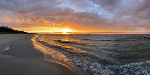 Obraz premium Sonnenuntergang am Strand von Zingst, Ostsee, Mecklenburg-Vorpommern, Deutschland
