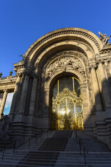 Obraz premium Sunlit Golden Gates of Petit Palais - Paris, France