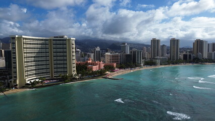 Naklejka premium Aerial View of Honolulu's Skyline and Beachfront with Mountains in the Background