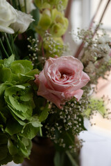 Rose en bouquet de fleur, blanche et rose