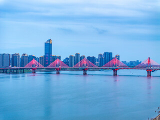 Obraz premium Night view of collapsed river bridge in modern city