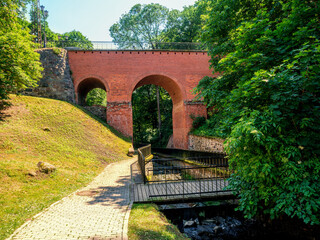Gotycki most nad rzeką Sajną. 