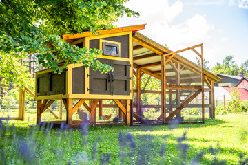 Hühnerhaus, Selbstgemachtes Hühnerhaus mit praktischen design Elementen, erhöhte Wohnraum zum eierlegen mit automatische Ausgangs Tür.  