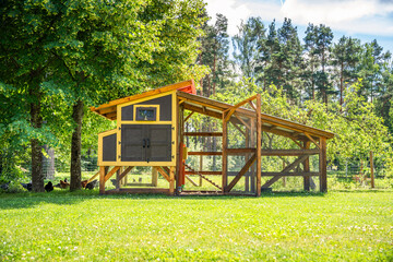 Hühnerhaus, Selbstgemachtes Hühnerhaus mit praktischen design Elementen, erhöhte Wohnraum zum eierlegen mit automatische Ausgangs Tür.  