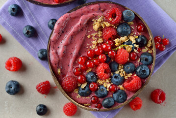 Berry smoothie bowl