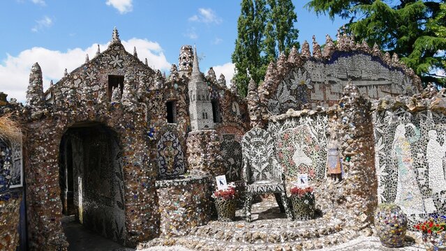 Oeuvre originale, Maison Picassiette de Raymond Isidore &agrave; Chartres, assembl&eacute;e en mosa&iuml;que de fa&iuml;ence, porcelaine et verre. France Europe